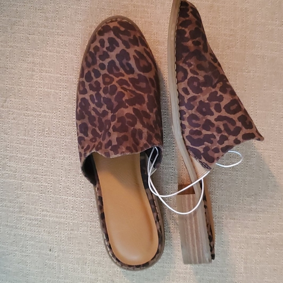 🌺 Cute Slip on Flats - Picture 2 of 4